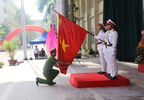 Học viên Nguyễn Văn Chiến thay mặt hơn 900 sinh viên tuyên thệ